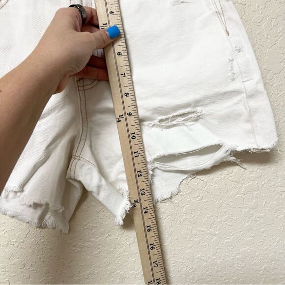American Eagle 90s Boyfriend Shorts Raw Hem White Denim Distressed Size 0 - Picture 2 of 8